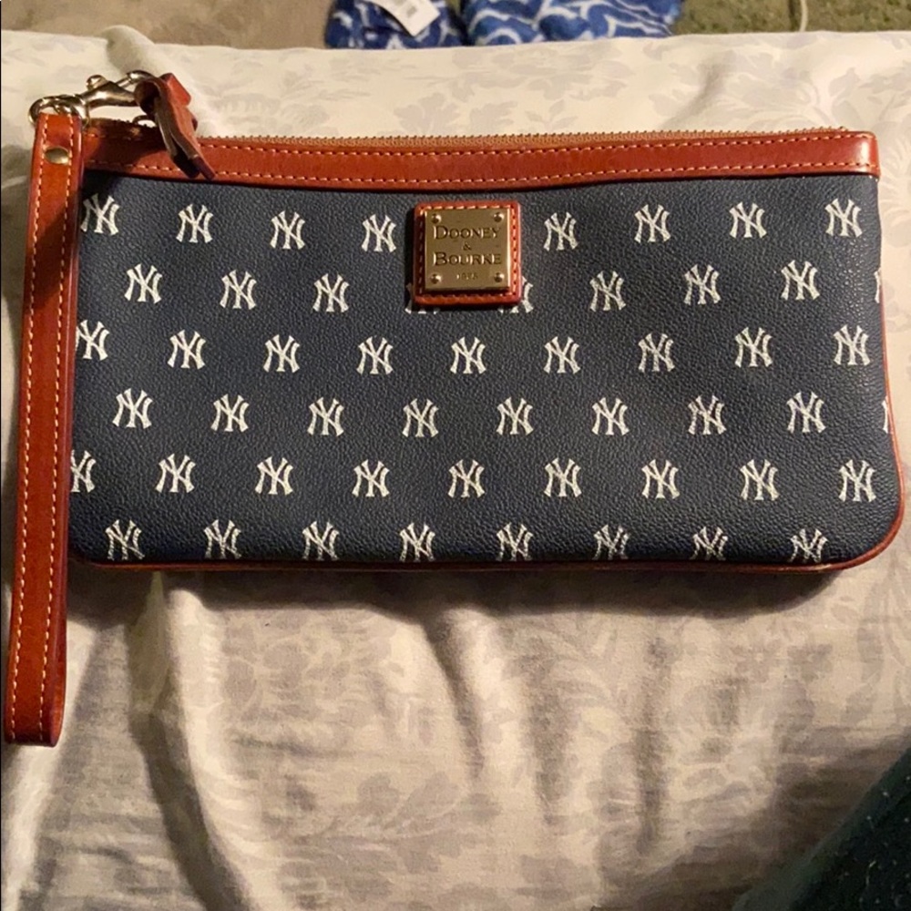 ❌❌SOLD❌❌Dooney & Bourke clutch